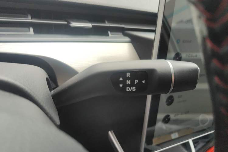 Used NETA V 2021 Standard Range Entertainment Version – Upgraded Model Gear Lever
