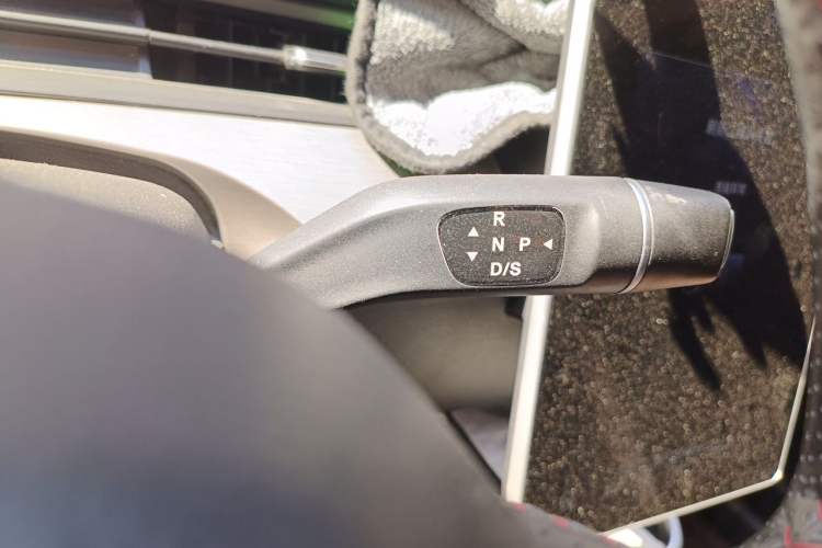 Used NETA V 2021 Long-Range Entertainment Edition Upgrade Model Gear Lever