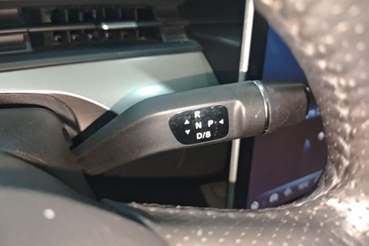 Used NETA V 2021 Standard Range Entertainment Version – Upgraded Model Gear Lever