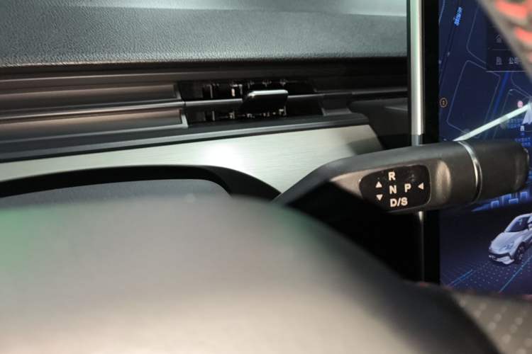 Used NETA V 2021 Standard Range Entertainment Version – Upgraded Model Gear Lever