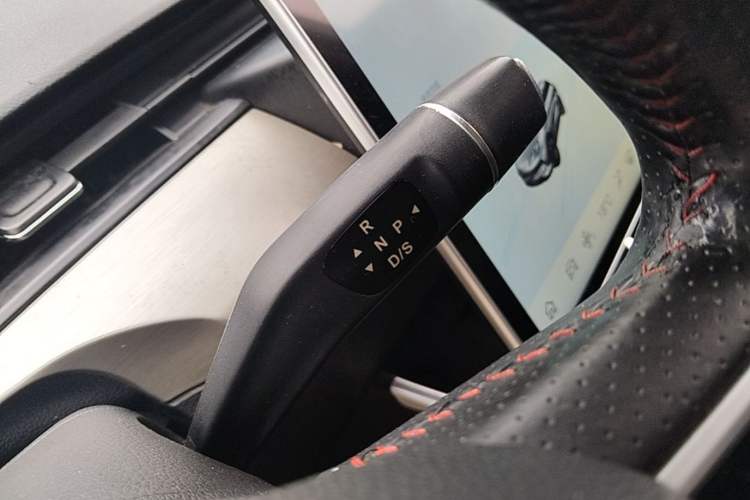 Used NETA V 2021 Long-Range Entertainment Edition Gear Lever