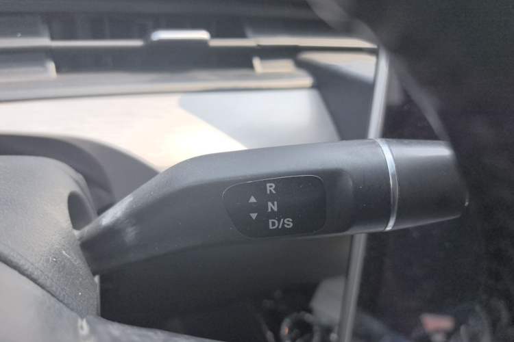 Used NETA V 2021 Long-Range Entertainment Edition Gear Lever