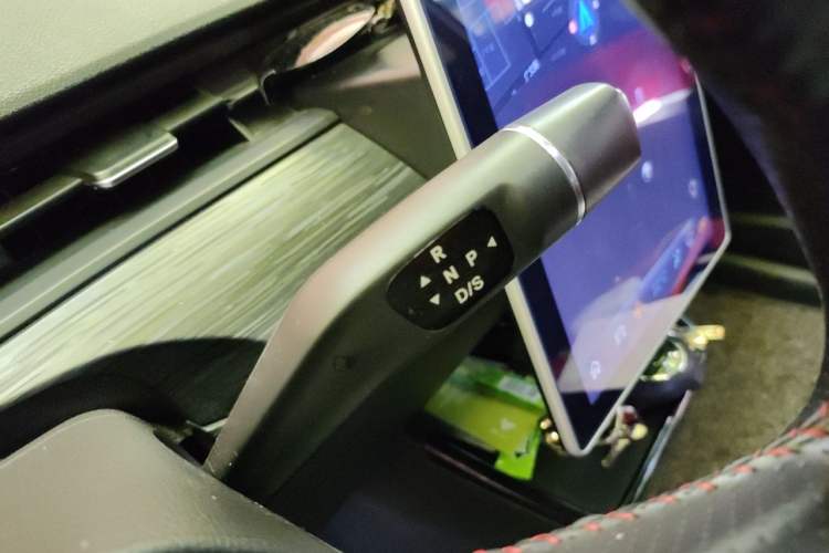Used NETA V 2021 Standard Range Entertainment Version – Upgraded Model Gear Lever