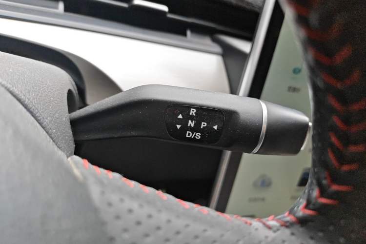 Used NETA V 2021 Long-Range Entertainment Edition Upgrade Model Gear Lever