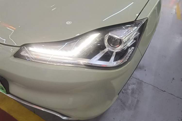 Used NETA V 2021 Standard Range Entertainment Version – Upgraded Model Left Front Headlight
