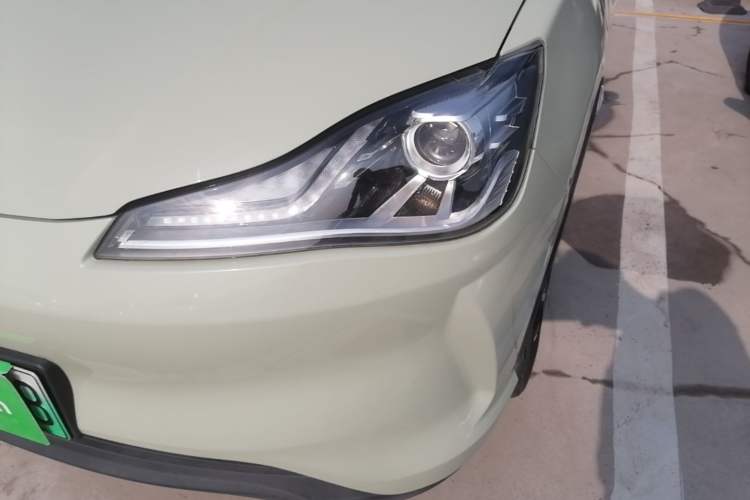 Used NETA V 2021 Long-Range Entertainment Edition Upgrade Model Left Front Headlight