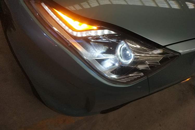 Used NETA V 2021 Long-Range Entertainment Edition Upgrade Model Left Front Headlight