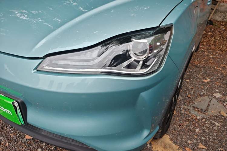Used NETA V 2021 Long-Range Entertainment Edition Upgrade Model Left Front Headlight