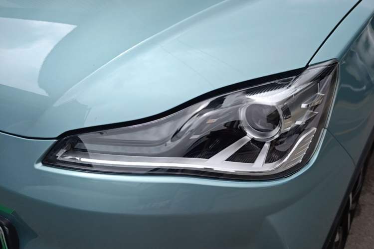 Used NETA V 2021 Long-Range Entertainment Edition Upgrade Model Left Front Headlight