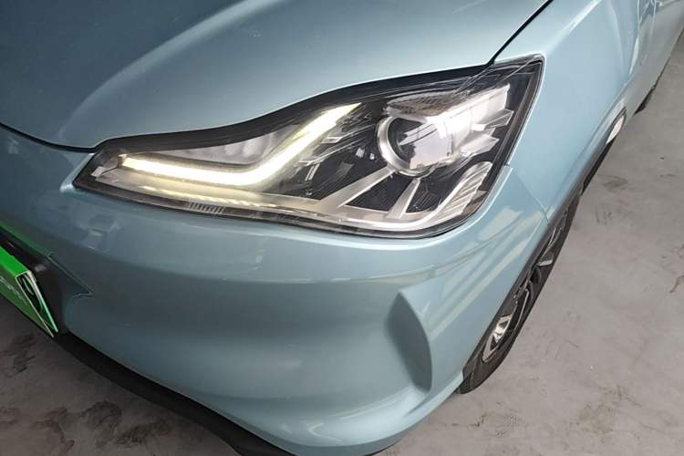 Used NETA V 2021 Long-Range Entertainment Edition Upgrade Model Left Front Headlight