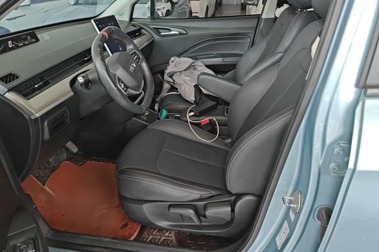 Used NETA V 2021 Long-Range Entertainment Edition Upgrade Model Left Front Seat