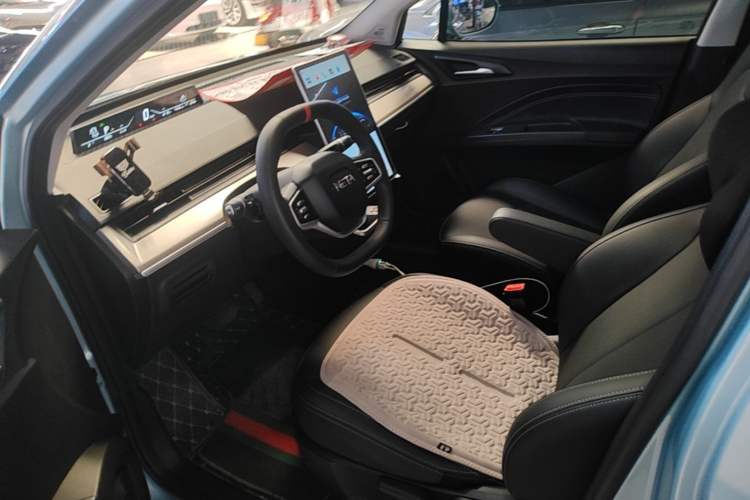 Used NETA V 2021 Long-Range Entertainment Edition Upgrade Model Left Front Seat