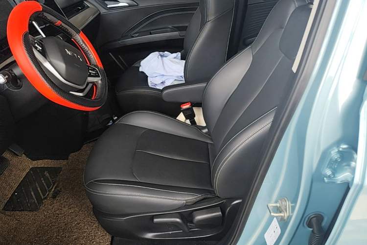Used NETA V 2021 Long-Range Entertainment Edition Upgrade Model Left Front Seat