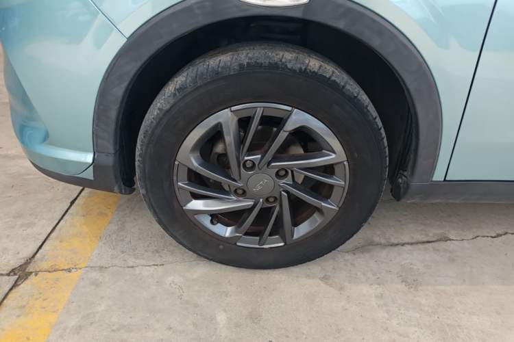 Used NETA V 2021 Standard Range Entertainment Version – Upgraded Model Left Front Wheel Hub