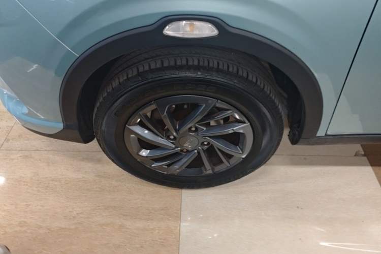 Used NETA V 2021 Standard Range Entertainment Version – Upgraded Model Left Front Wheel Hub