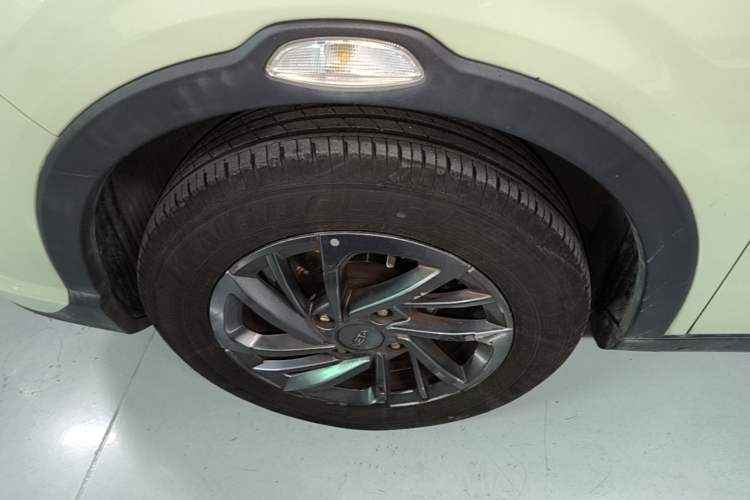Used NETA V 2021 Standard Range Entertainment Version – Upgraded Model Left Front Wheel Hub