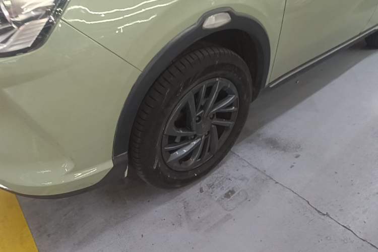 Used NETA V 2021 Standard Range Entertainment Version – Upgraded Model Left Front Wheel Hub