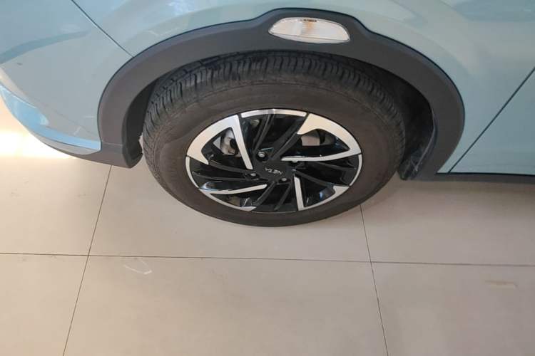 Used NETA V 2021 Long-Range Entertainment Edition Upgrade Model Left Front Wheel Hub