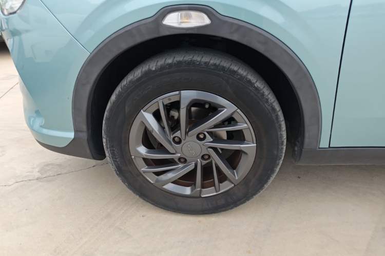Used NETA V 2021 Standard Range Entertainment Version – Upgraded Model Left Front Wheel Hub