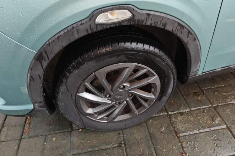 Used NETA V 2021 Standard Range Entertainment Version – Upgraded Model Left Front Wheel Hub