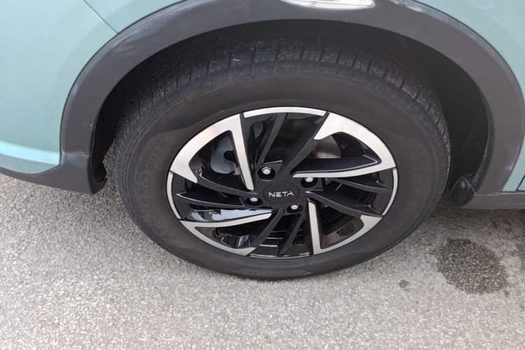 Used NETA V 2021 Long-Range Entertainment Edition Upgrade Model Left Front Wheel Hub