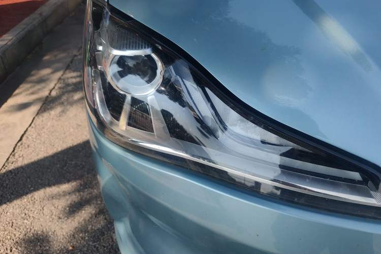 Used NETA V 2021 Standard Range Entertainment Version – Upgraded Model Right Front Headlight