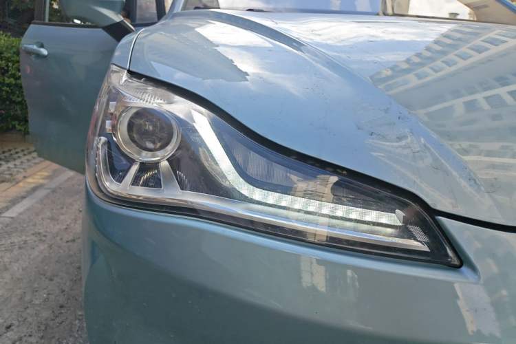 Used NETA V 2021 Long-Range Entertainment Edition Right Front Headlight