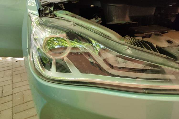 Used NETA V 2021 Standard Range Entertainment Version – Upgraded Model Right Front Headlight