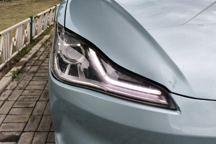 Used NETA V 2021 Standard Range Entertainment Version – Upgraded Model Right Front Headlight