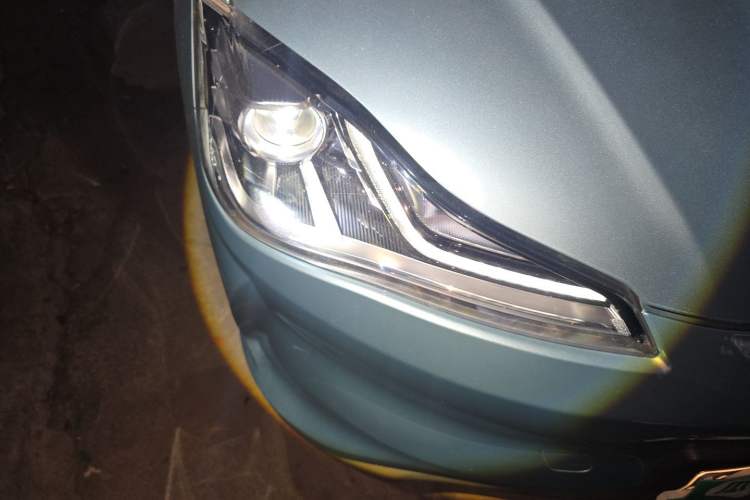 Used NETA V 2021 Long-Range Entertainment Edition Upgrade Model Right Front Headlight