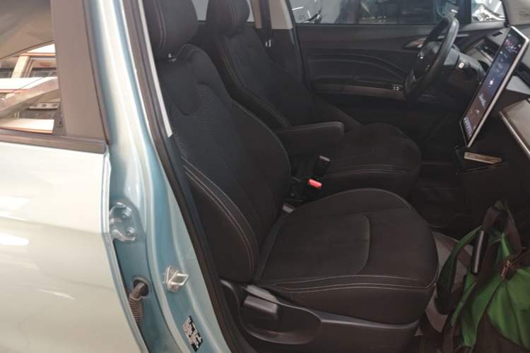 Used NETA V 2021 Standard Range Entertainment Version – Upgraded Model Right Front Seat
