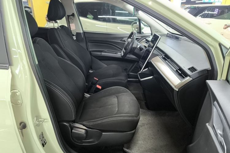 Used NETA V 2021 Standard Range Entertainment Version – Upgraded Model Right Front Seat