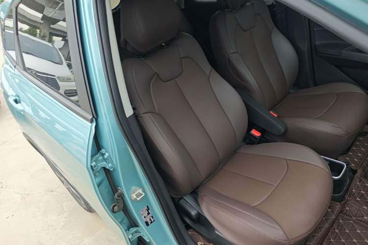 Used NETA V 2021 Standard Range Entertainment Version – Upgraded Model Right Front Seat