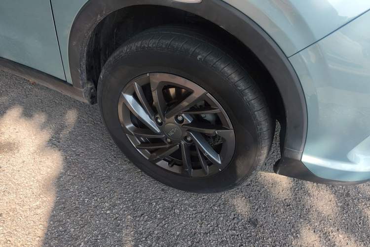 Used NETA V 2021 Standard Range Entertainment Version – Upgraded Model Right Front Wheel Hub