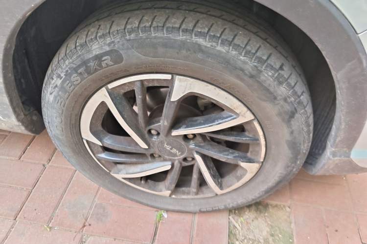 Used NETA V 2021 Long-Range Entertainment Edition Upgrade Model Right Front Wheel Hub