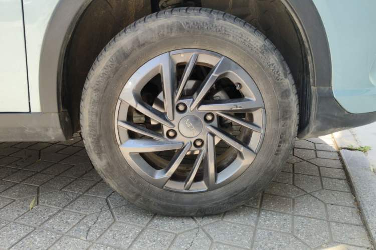 Used NETA V 2021 Standard Range Entertainment Version – Upgraded Model Right Front Wheel Hub