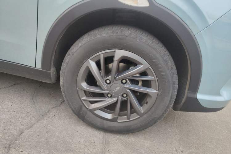 Used NETA V 2021 Standard Range Entertainment Version – Upgraded Model Right Front Wheel Hub
