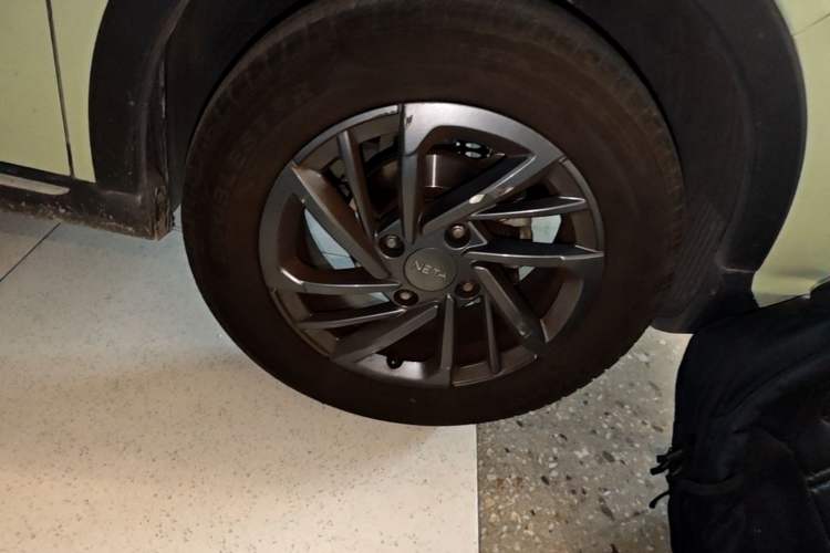Used NETA V 2021 Standard Range Entertainment Version – Upgraded Model Right Front Wheel Hub