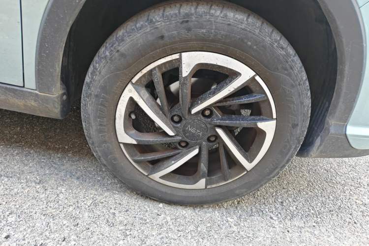 Used NETA V 2021 Long-Range Entertainment Edition Right Front Wheel Hub