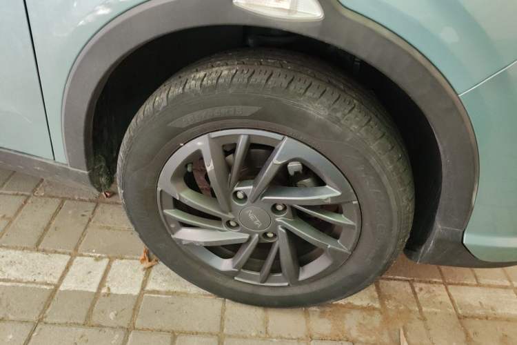 Used NETA V 2021 Standard Range Entertainment Version – Upgraded Model Right Front Wheel Hub