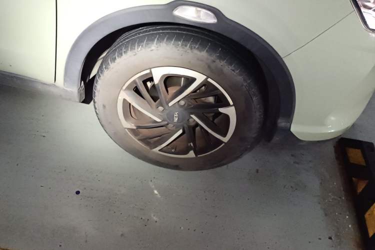Used NETA V 2021 Long-Range Entertainment Edition Upgrade Model Right Front Wheel Hub