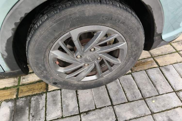 Used NETA V 2021 Standard Range Entertainment Version – Upgraded Model Right Front Wheel Hub