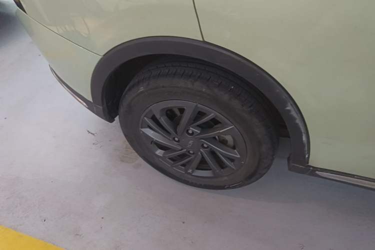 Used NETA V 2021 Standard Range Entertainment Version – Upgraded Model Right Rear Wheel Hub