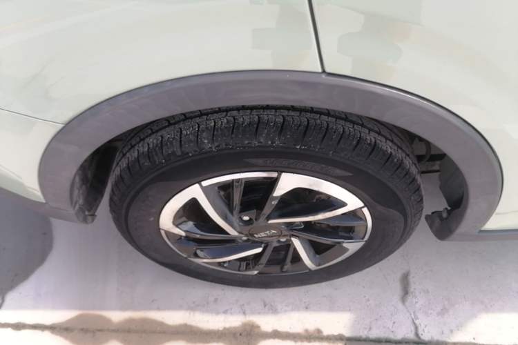 Used NETA V 2021 Long-Range Entertainment Edition Upgrade Model Right Rear Wheel Hub