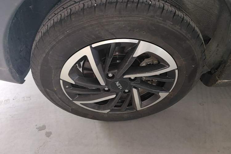 Used NETA V 2021 Long-Range Entertainment Edition Upgrade Model Right Rear Wheel Hub