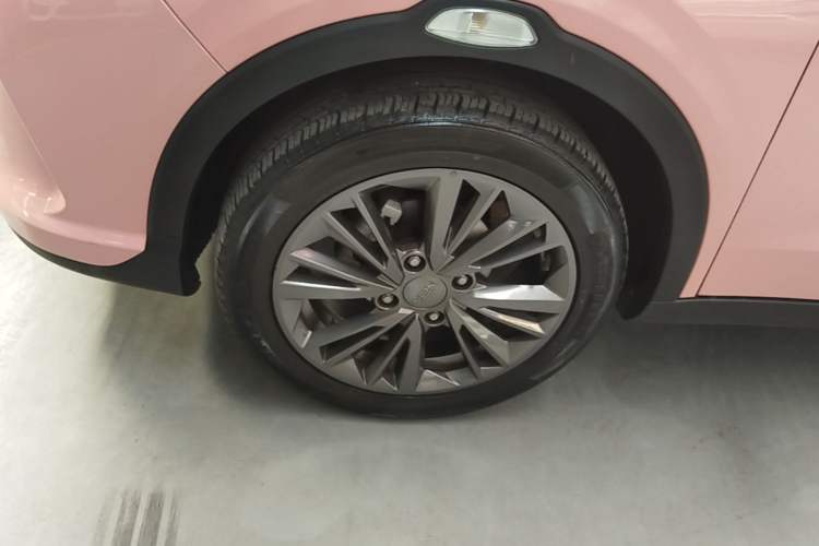 Used NETA V 2021 Long-Range Entertainment Edition Upgrade Model Left Front Wheel Hub