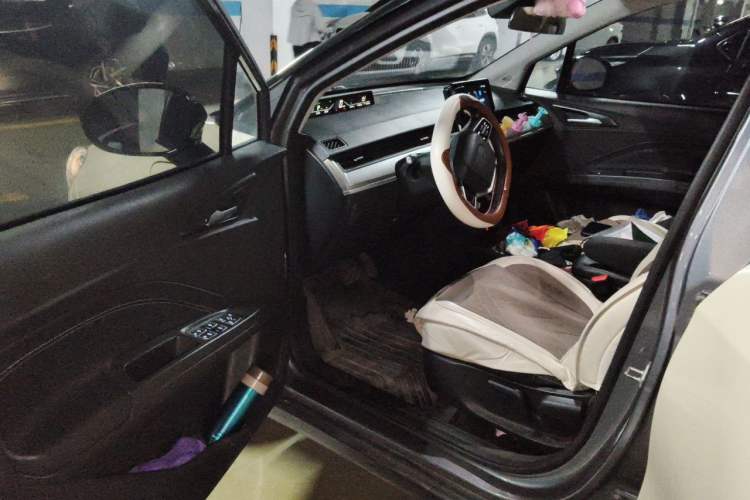 Used NETA V 2021 Standard Range Entertainment Version – Upgraded Model Driver Seat