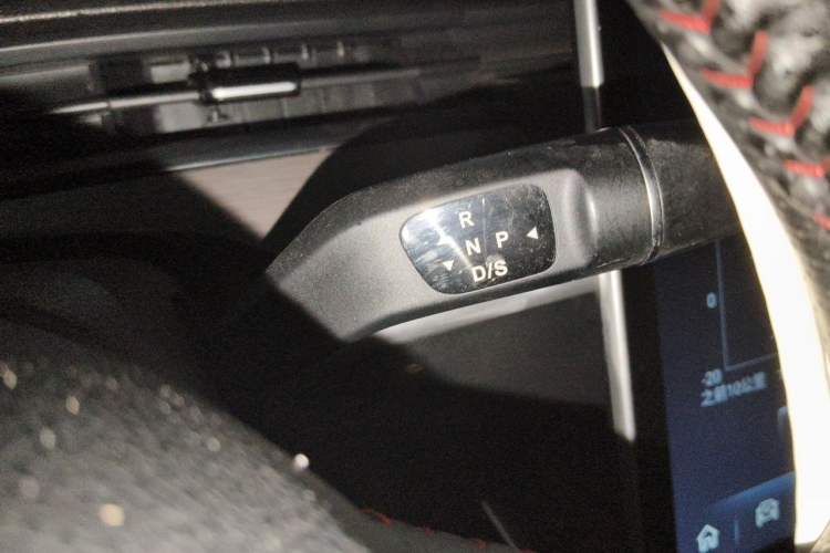 Used NETA V 2021 Standard Range Entertainment Version – Upgraded Model Gear Lever