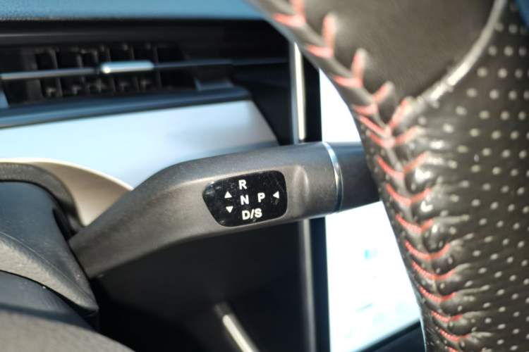 Used NETA V 2021 Long-Range Entertainment Edition Upgrade Model Gear Lever