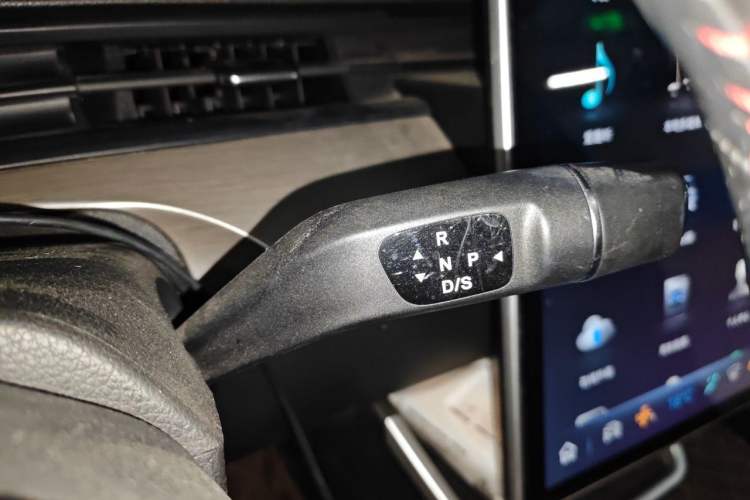 Used NETA V 2021 Standard Range Entertainment Version – Upgraded Model Gear Lever